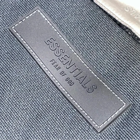 Fear of God Essentials Pullover Chest
Logo Hoodie Stretch Limo/Black Size Large - Picture 5 of 9